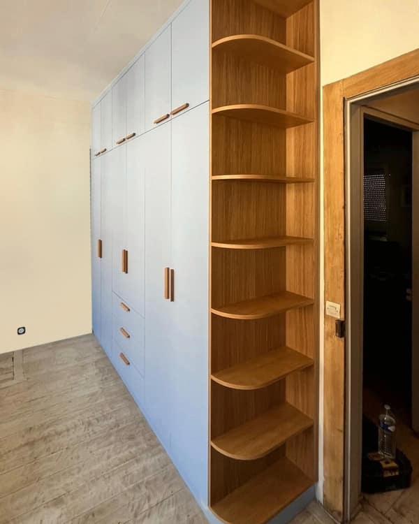 Aménagement intérieur en bois sur mesure par Le Wood Gang : On aimerait tous garder les armoires familiales historiques...mais il faut avouer que, lorsqu'on veut gagner…