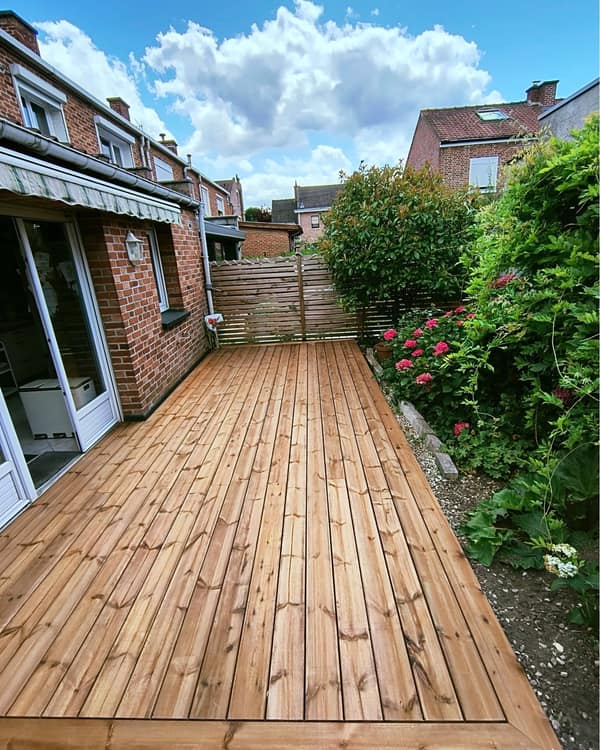 Aménagement extérieur en bois par Le Wood Gang : Intervention salutaire pour cette terrasse de