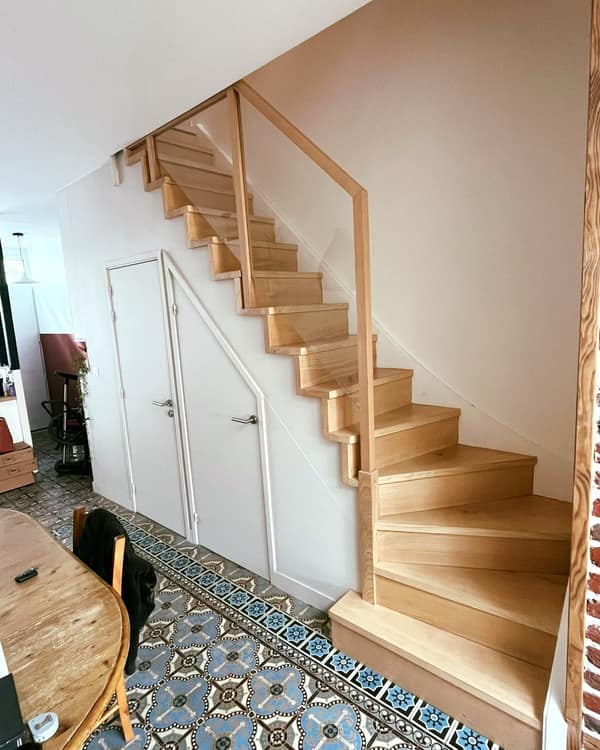Aménagement intérieur en bois sur mesure par Le Wood Gang : Dans cette maison typique des années 30, les escaliers avaient été remplacés...mais pas encore sécurisés 😵‍