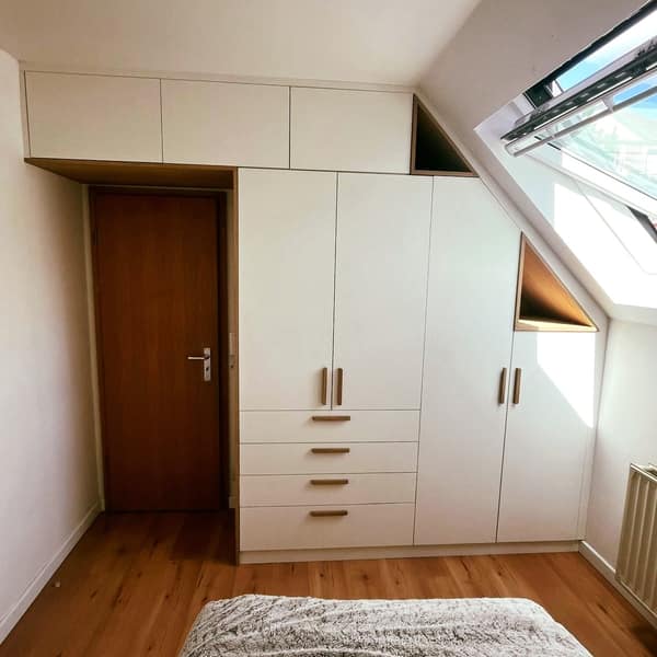 Aménagement intérieur en bois sur mesure par Le Wood Gang : Vous avez une petite pièce mansardée ? pas de place pour mettre des meubles du commerce ? Ne vous prenez pas…