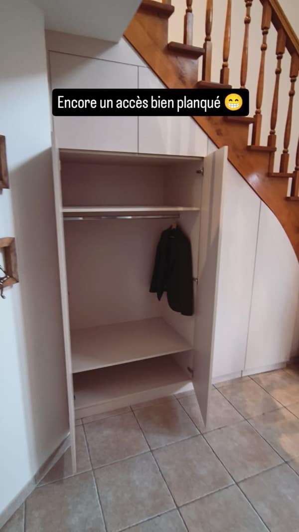 Aménagement intérieur en bois sur mesure par Le Wood Gang : Aménagement sur mesure, vous remarquerez comme on a réussi à suivre la courbe du limon d'escalier 🙂