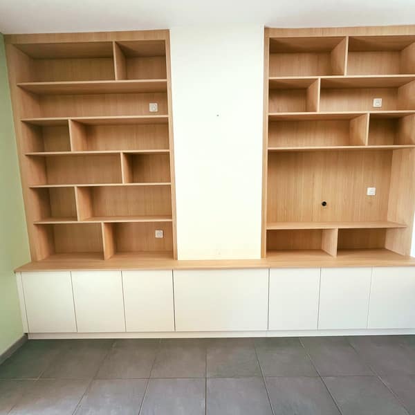Aménagement intérieur en bois sur mesure par Le Wood Gang : Une ancienne cheminée, c'est une contrainte… ou une super occasion ? 🤔😁