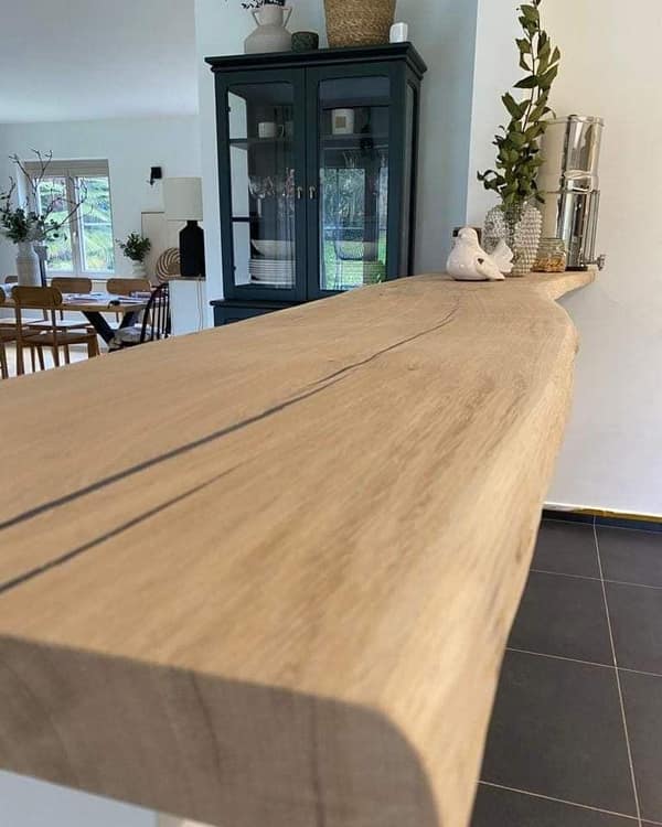 Aménagement intérieur en bois sur mesure par Le Wood Gang : Sur le papier, cela paraissait impossible de trouver le plateau de chêne idéal...mais on l'a fait 😅😎👌