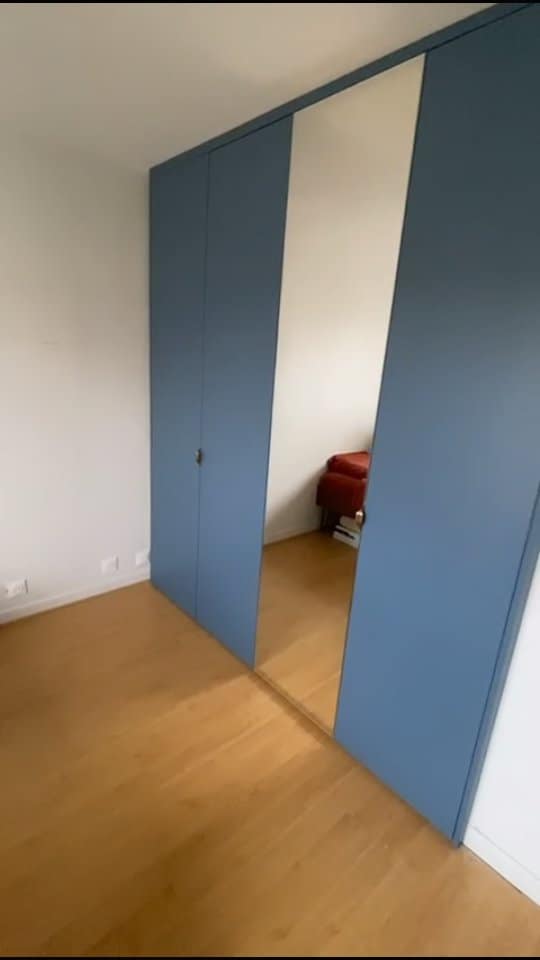 Aménagement intérieur en bois sur mesure par Le Wood Gang : Nos clients sont toujours étonnés du volume de rangement que l'on peut optimiser dans ce type de chambre 🙂