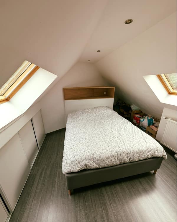 Aménagement intérieur en bois sur mesure par Le Wood Gang : Nous voici dans une maison complètement penchée 😁 Il fallait trouver une astuce pour que l'on puisse remettre…