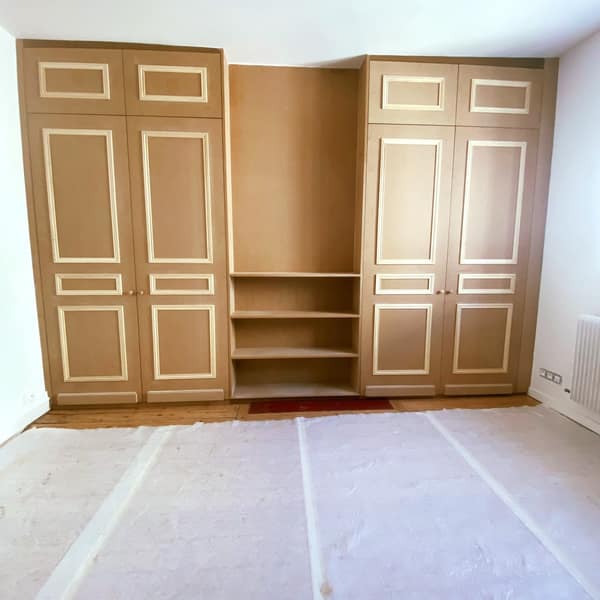 Aménagement intérieur en bois sur mesure par Le Wood Gang : Bel exemple d'aménagement dans une maison 1930,. Il est tout à fait possible de retrouver le charme de…