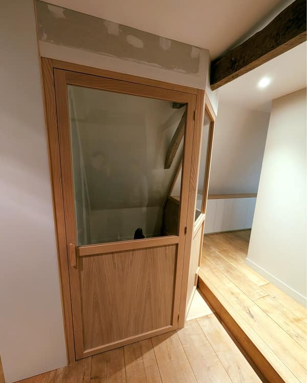 Porte ou verrière en bois sur mesure par Le Wood Gang : Transformation totale sur ce pallier de vieille chaumière ! On gade le charme mais on optimise les espaces…