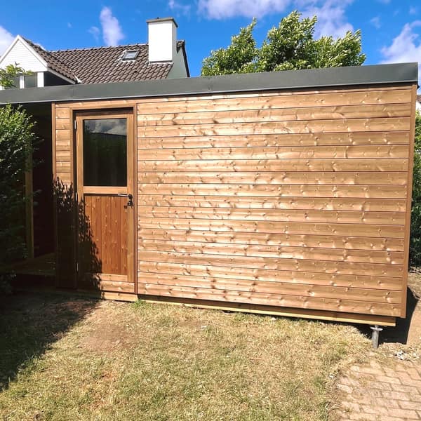Aménagement extérieur en bois par Le Wood Gang : Abris de jardin sur-mesure en ossature bois (sur vis de fondation ), bardage en pin thermo-chauffé 🍃(merci)