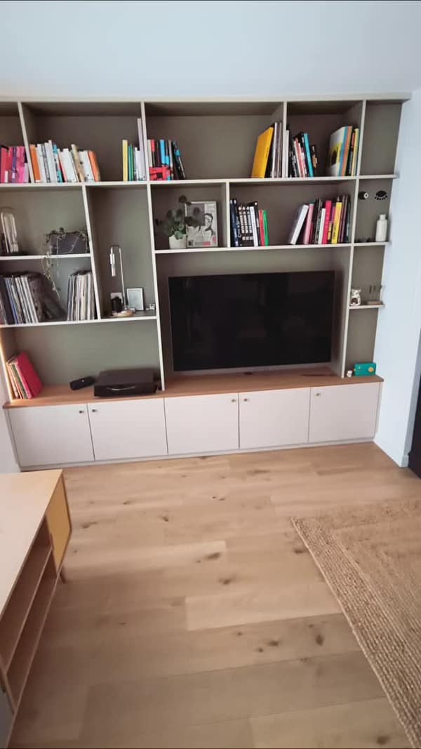 Aménagement intérieur en bois sur mesure par Le Wood Gang : Retour sur ce meuble tv/bibliothèque avec la déco de nos clients 😎👌