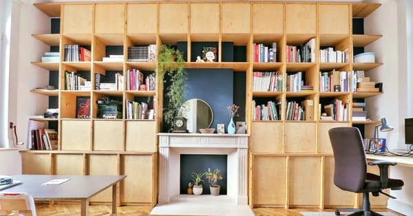 Aménagement intérieur en bois sur mesure par Le Wood Gang : On est très heureux d'avoir reçu des nouvelles de cette grande bibliothèque designée par notre cliente ! Plus…