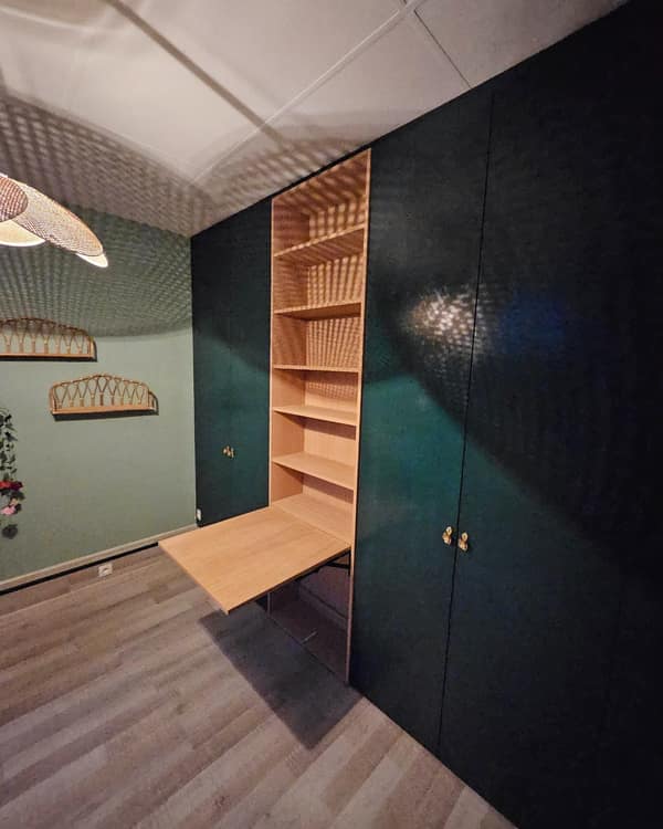 Aménagement intérieur en bois sur mesure par Le Wood Gang : Chez vous aussi il y a un conduit de cheminée qui empêche tout aménagement standard ?