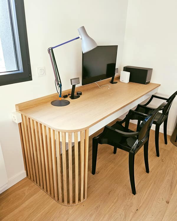 Agencement bois pour professionnels par Le Wood Gang : Nous vous dévoilons le premier élément de cette pièce, un grand bureau sur-mesure pouvant accueillir 2…