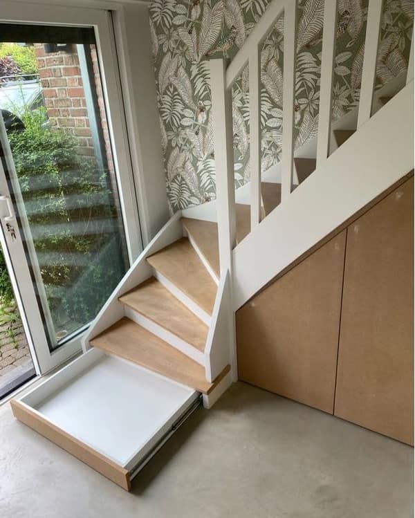 Aménagement intérieur en bois sur mesure par Le Wood Gang : Encore une belle optimisation sous cet escalier 🤓