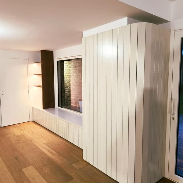 Aménagement intérieur en bois sur mesure par Le Wood Gang : On ne dirait pas mais...ce n'est pas une assise classique 🤓 Cet ensemble cache en réalité un grand radiateur…