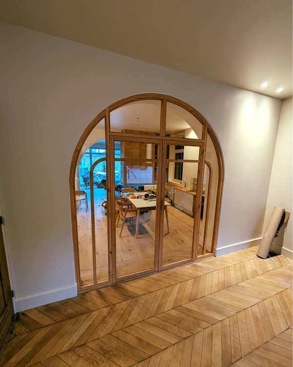 Porte ou verrière en bois sur mesure par Le Wood Gang : Retour dans cette sacrée rénovation...que pensez-vous de cette arche verrière style art déco ? 2m45 de large…
