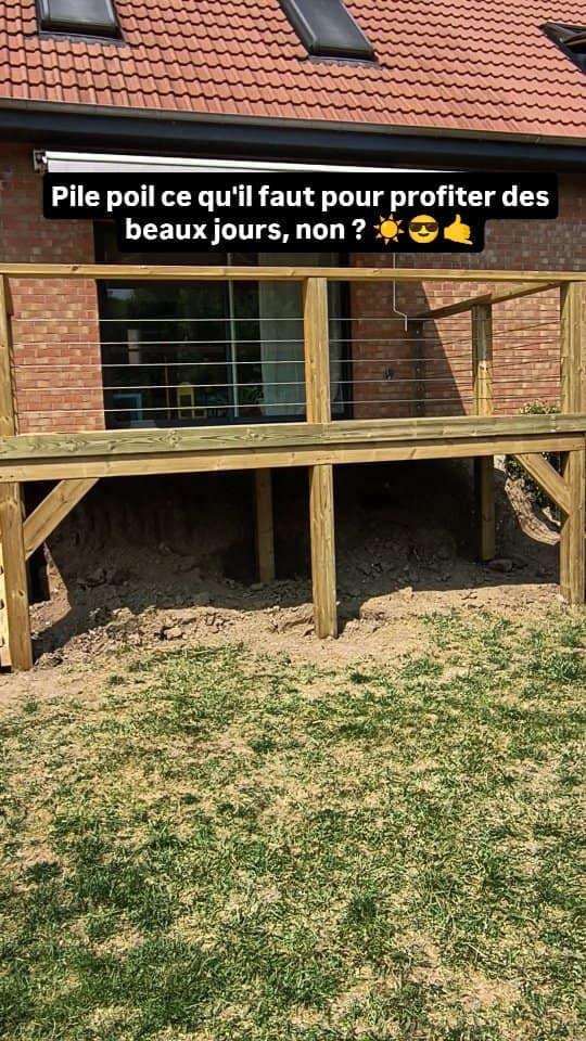 Aménagement extérieur en bois par Le Wood Gang : Terrasse sur pilotis